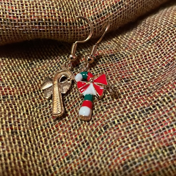 3/15 Handmade Red White & Green on Goldtone Candy Cane w Bow Dangly Earrings - Picture 2 of 2